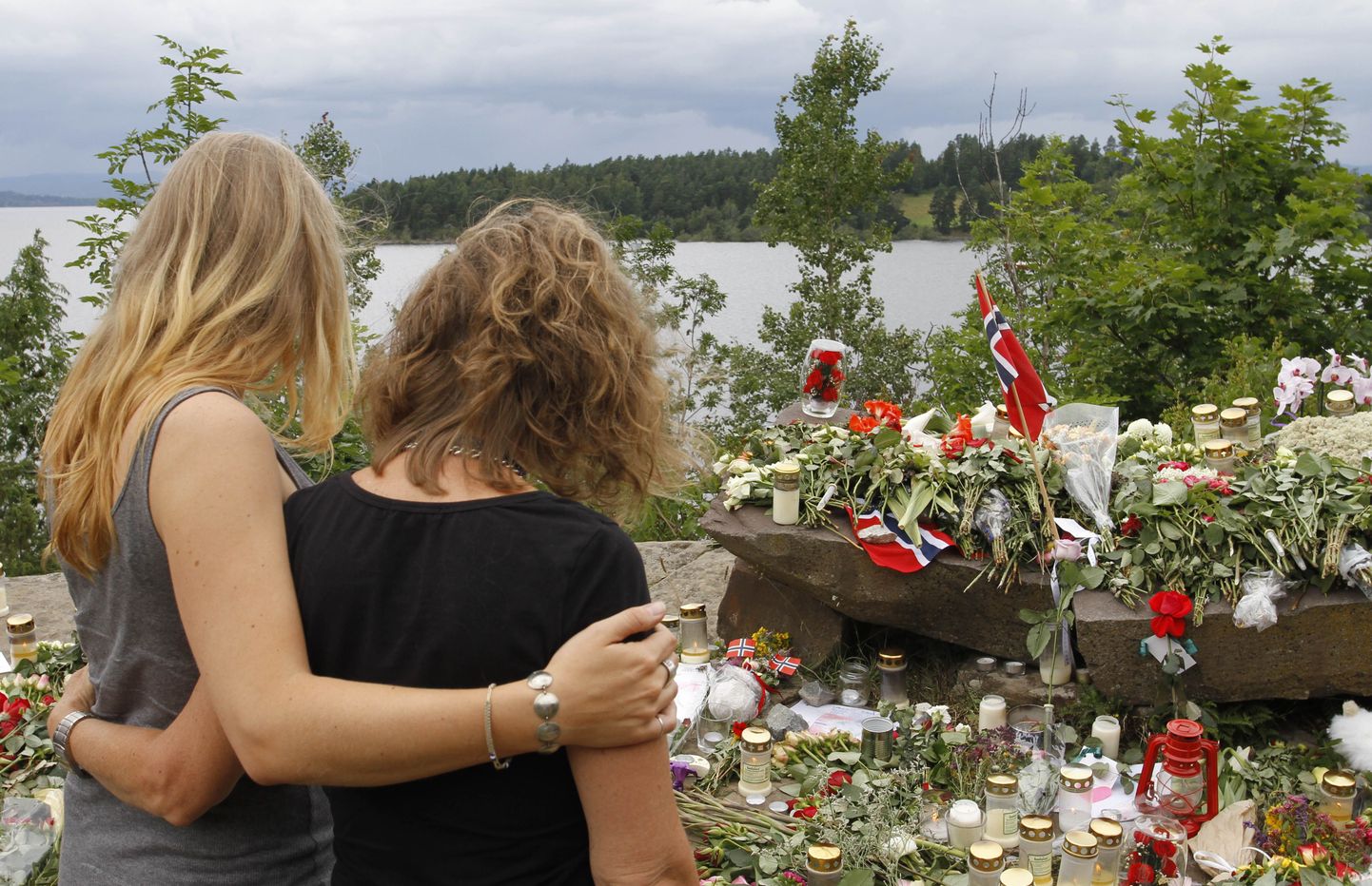 Naised mälestamas Utøya saarel hukkunuid