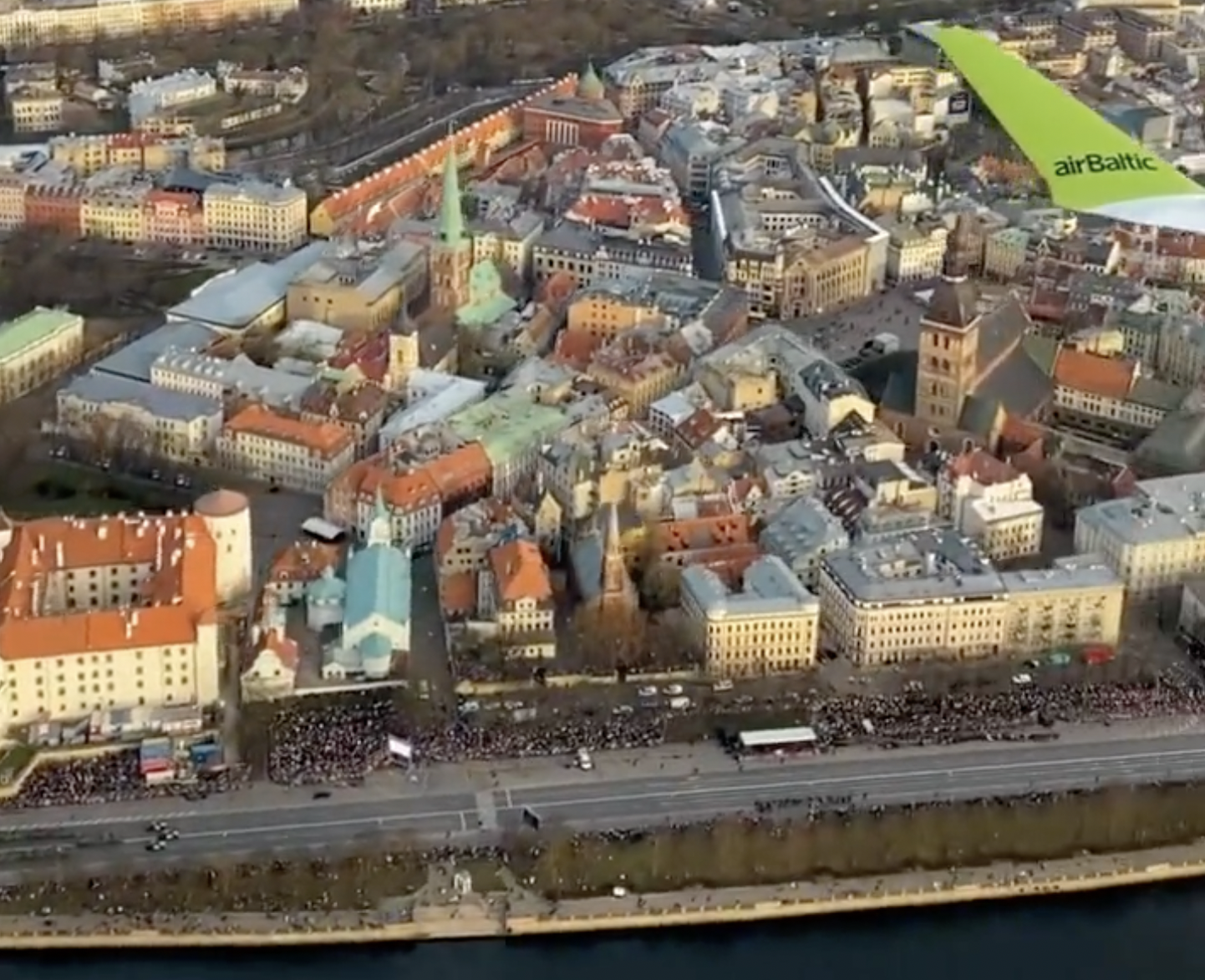 Полет самолета airBaltic над военным парадом в честь 104-летия провозглашения Латвийской республики