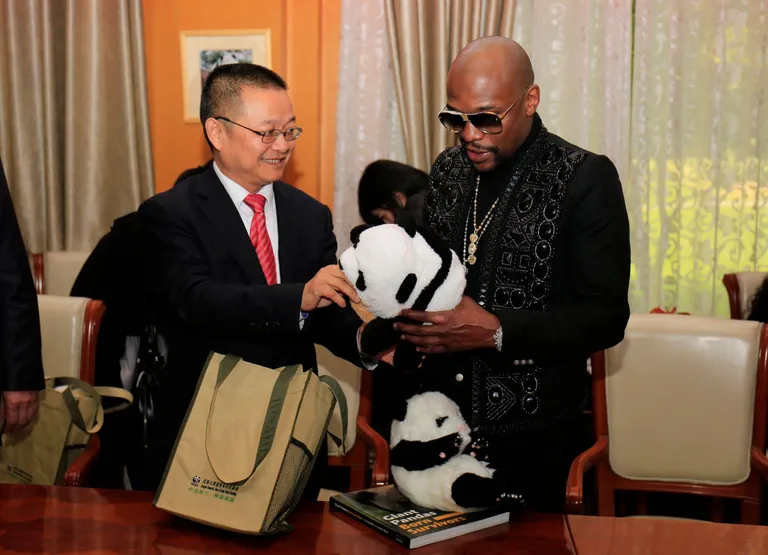 Panda lapsendamise eest sai Mayweather meeneks kaisukaru.