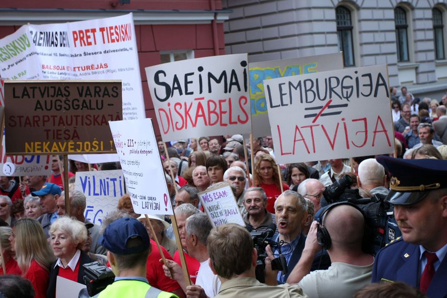 Митинг против коррупции на улицах Риги, собравшийся после президентских выборов в начале июня, когда Сейм отказался поддержать прежнего главу государства Валдиса Затлерса, объявившего о роспуске Сейма.