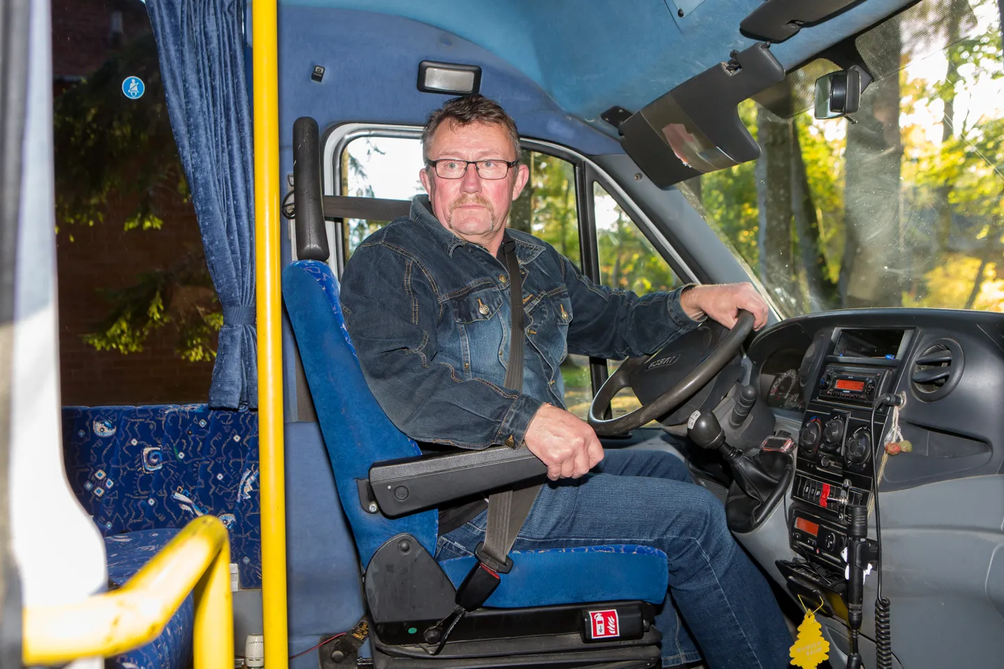 MEELDIV TÖÖ: Varsti 40 aastat bussijuhina Laimjala rahvast teeninud Tiit Nõu on oma elukutse suur patrioot.