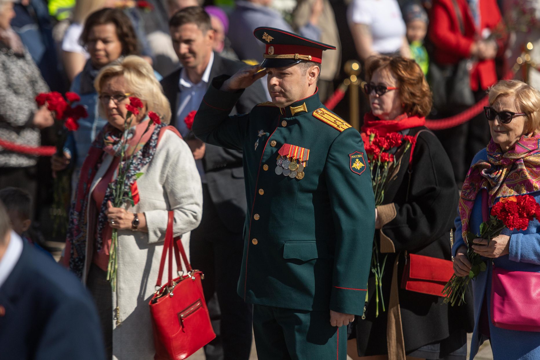 Foto: Pie Uzvaras pieminekļa tiek nolikti ziedi