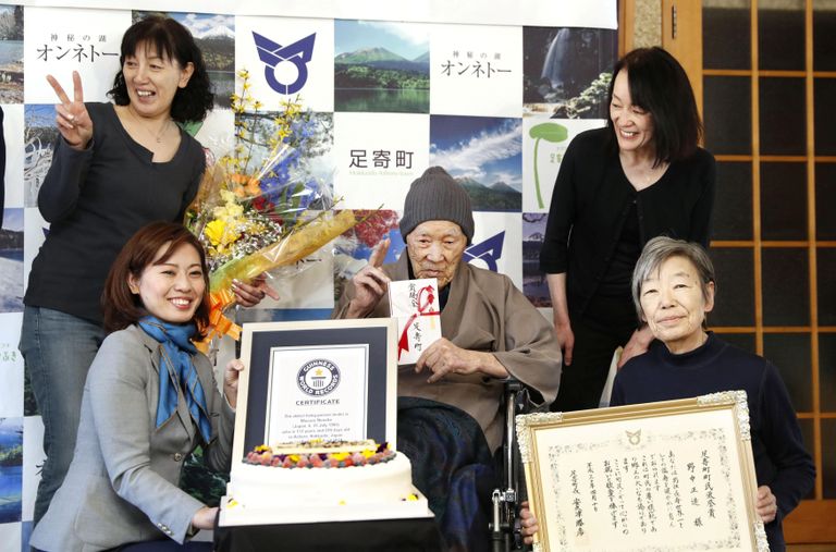 Masazo Nonaka Guinnessi rekordite sertifikaati vastu võtmas
