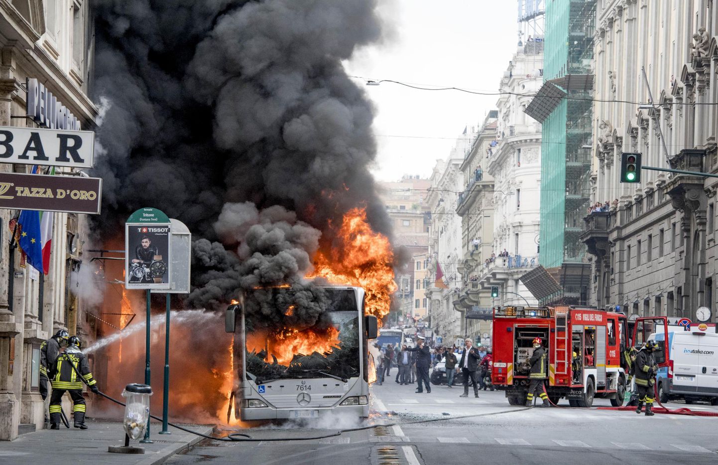 Roomas põlema süttinud buss.