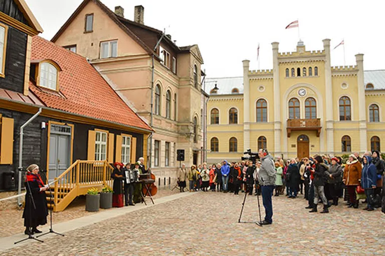 Svinīga lentas pārgriešana