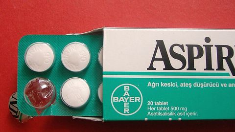 Ученые узнали об аспирине много нового, пожилым людям следует быть с ним осторожнее