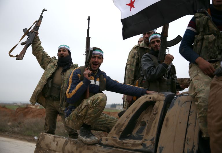 Türgi toetatud Süüria võitlejad mässuliste kontrolli all olevas Qirata linnas. 