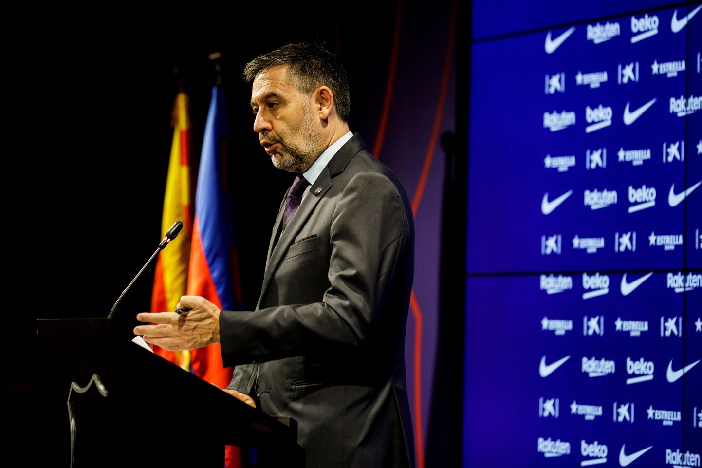 Президент испанского футбольного клуба "Барселона" Хосеп Бартомеу ушел в отставку.