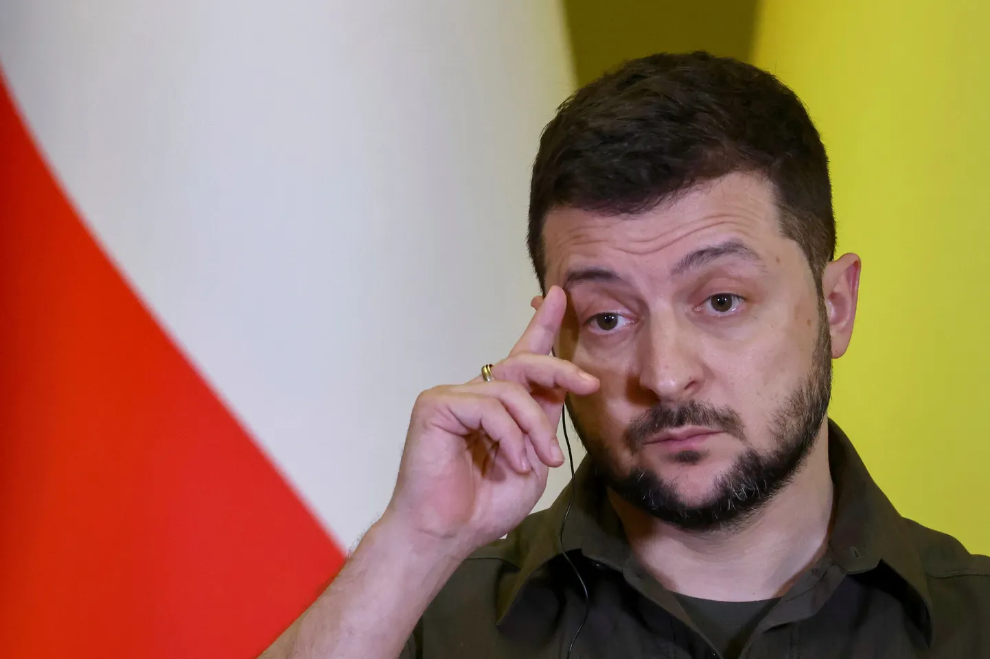 Ukraina president Volodõmõr Zelenskõi žestikuleerimas 9. aprillil 2022 Kiievis ühisel pressikonverentsil Austria kantsleri Karl Nehammeriga