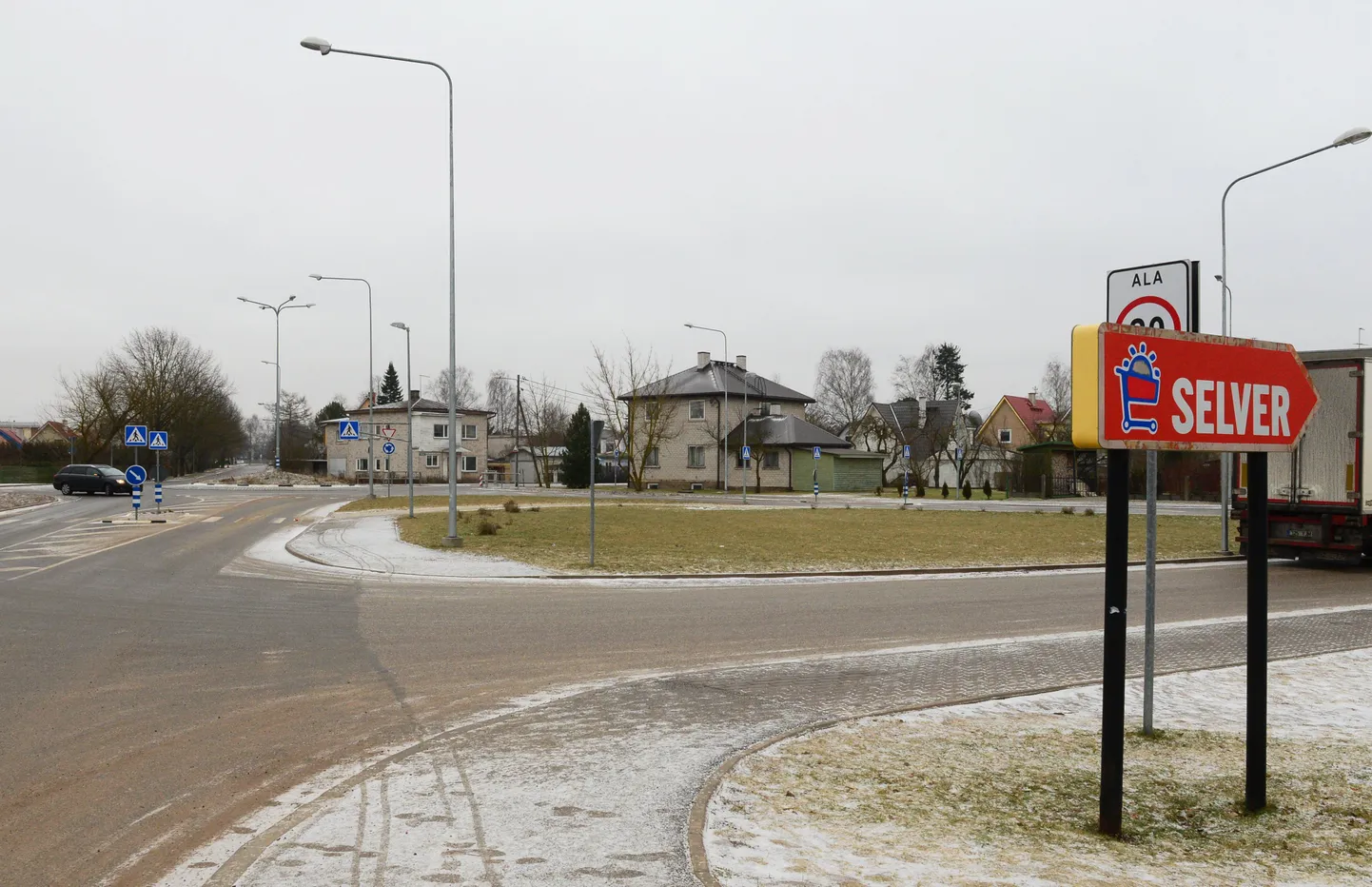 Vahi 62 kinnistu kasutamata osa Kummeli ja Vahi tänava ringristmiku kõrval, kuhu Kummeli Kinnisvara OÜ soovib ehitada tankla. Kohalikud on selle rajamise vastu ja näeksid seal tulevikuski meeleldi haljasala.