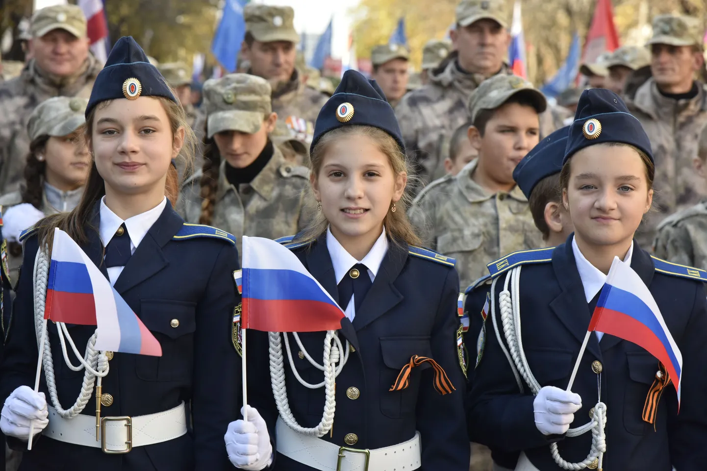 Simferopoli sõjakooli õpilased tähistamas rahvusliku ühtsuse päeva.