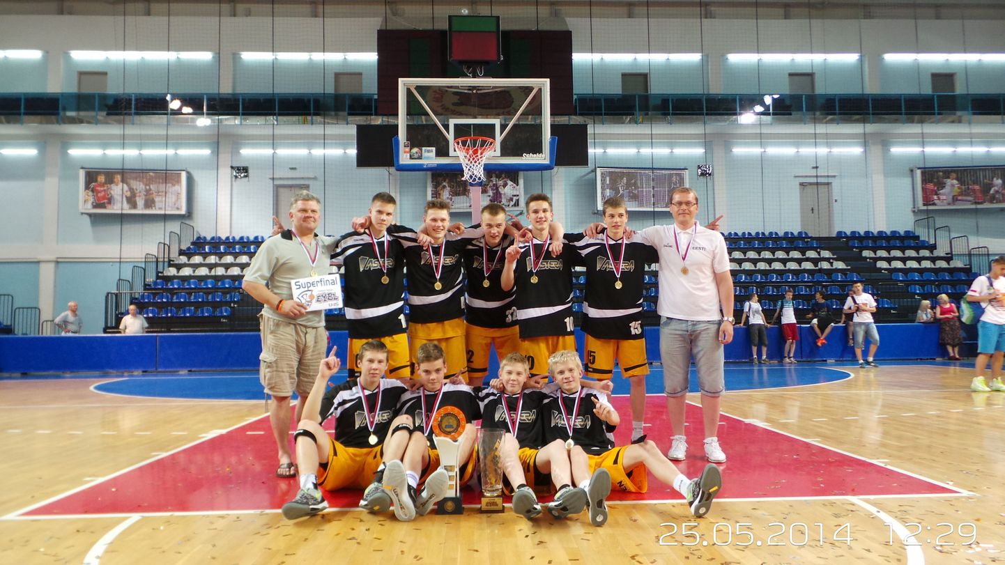 Euroopa noorte korvpalliliigas teist aastat järjest meistriks kroonitud Virumaa Pallimängude Kooli korvpallimeeskond ja treener Vaido Rego (paremal).
