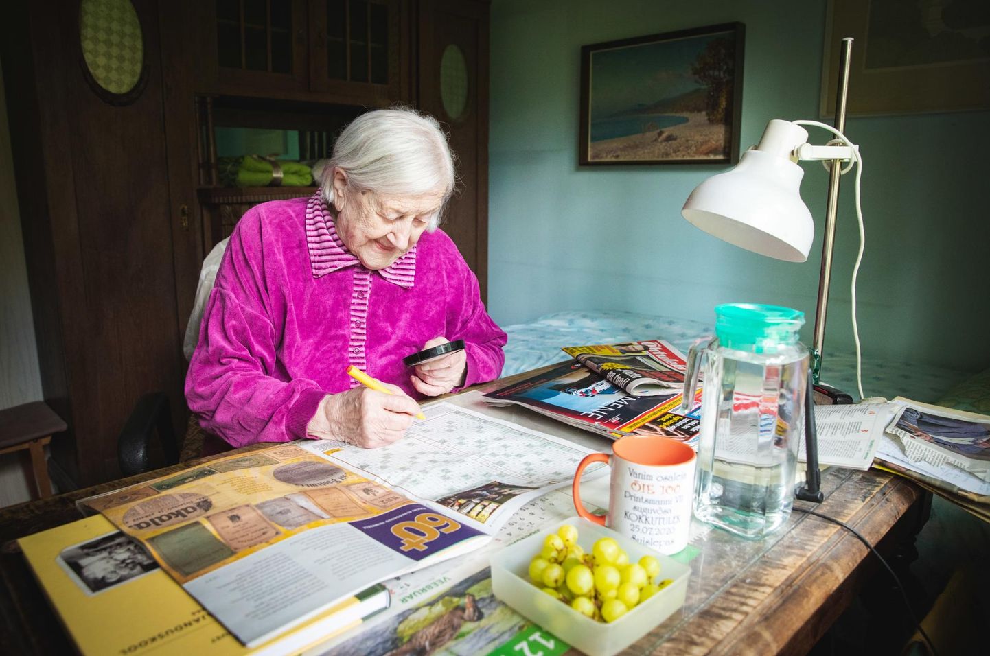 Olenemata kõrgest east loeb 100-aastane Õie Koonik iga päev ajalehti ja lahendab ristsõnu.