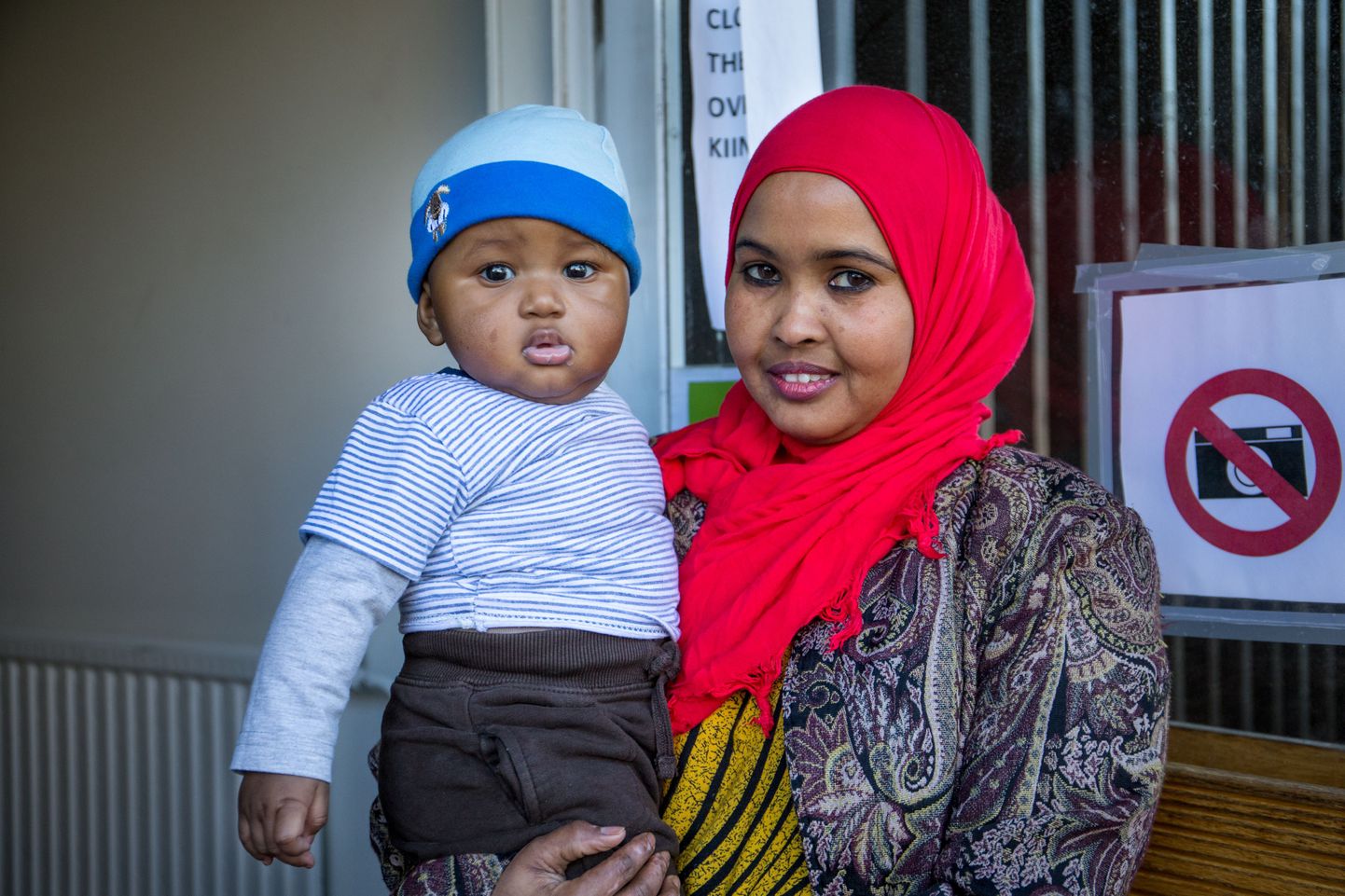 Mariam Ali, pagulane Somaaliast Tornio vastuvõtukeskuses koos oma õe Nafisa Mohamed Nun lapsega.