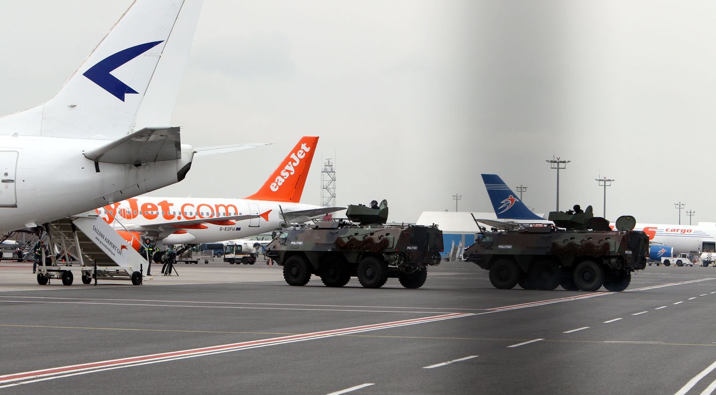 Õppus EU Cremex  Tallinna lennujaamas. Soomukid lähenevad kaaperdatud lennukile.