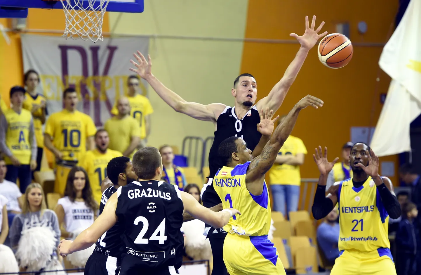 "VEF Rīga" un "Ventspils" komandas Latvijas-Igaunijas Basketbola līgas spēlē "Elektrum" Olimpiskajā centrā.