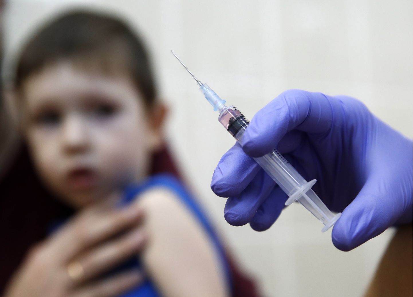 Vene poiss saamas Moskvas vaktsiini leetrite ja mumpsi vastu.