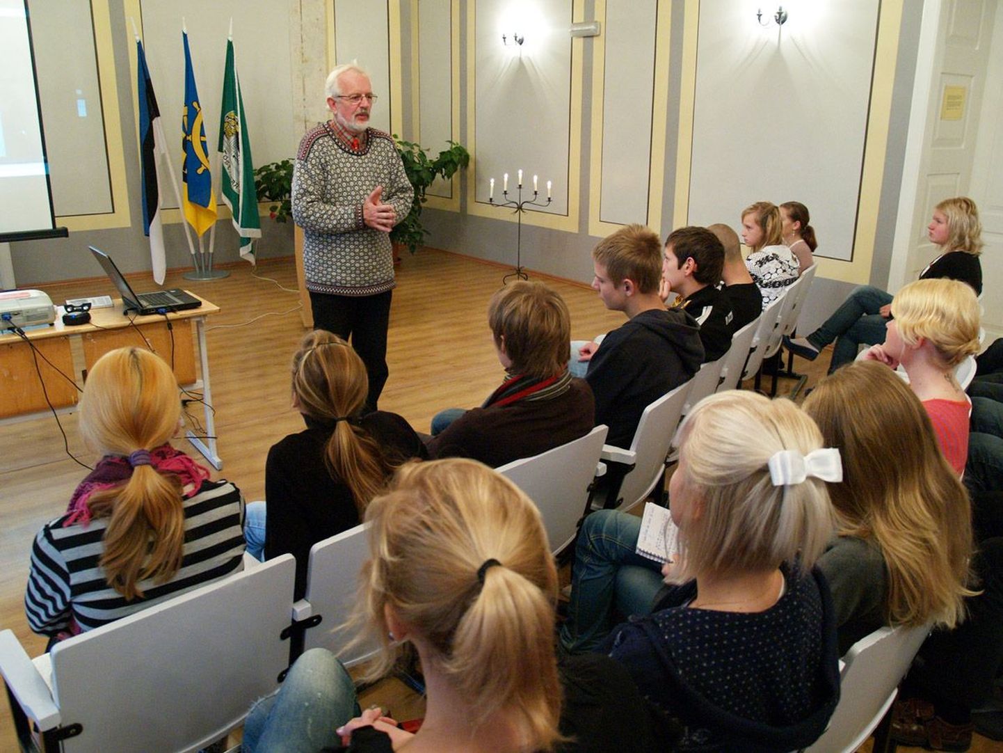 Mark Soosaar Tõstamaa koolis kultuuritundi andmas.