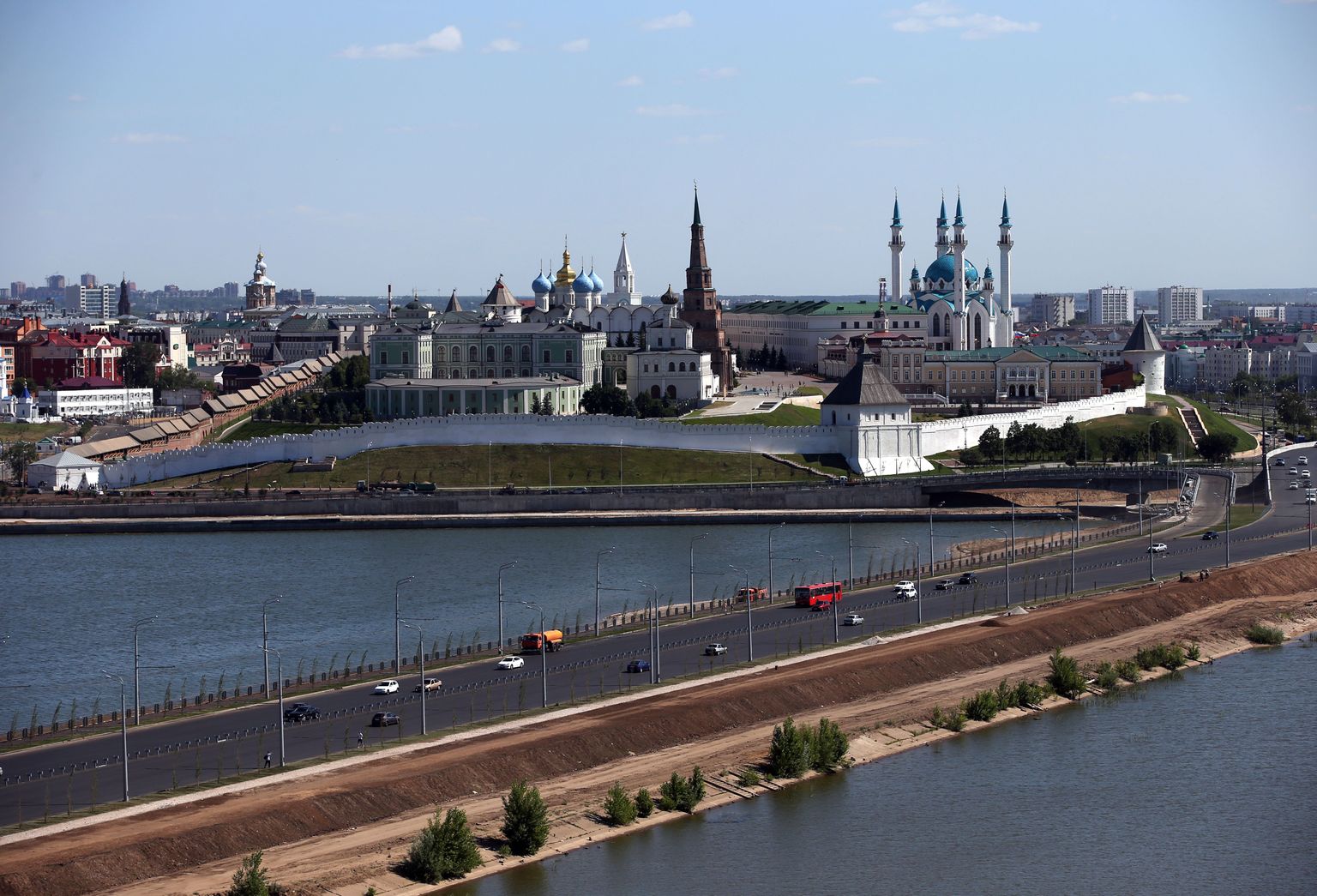 Казань владивосток. Казанский Кремль 1990 год. Города после Казани. Казанский Кремль в девяностые.