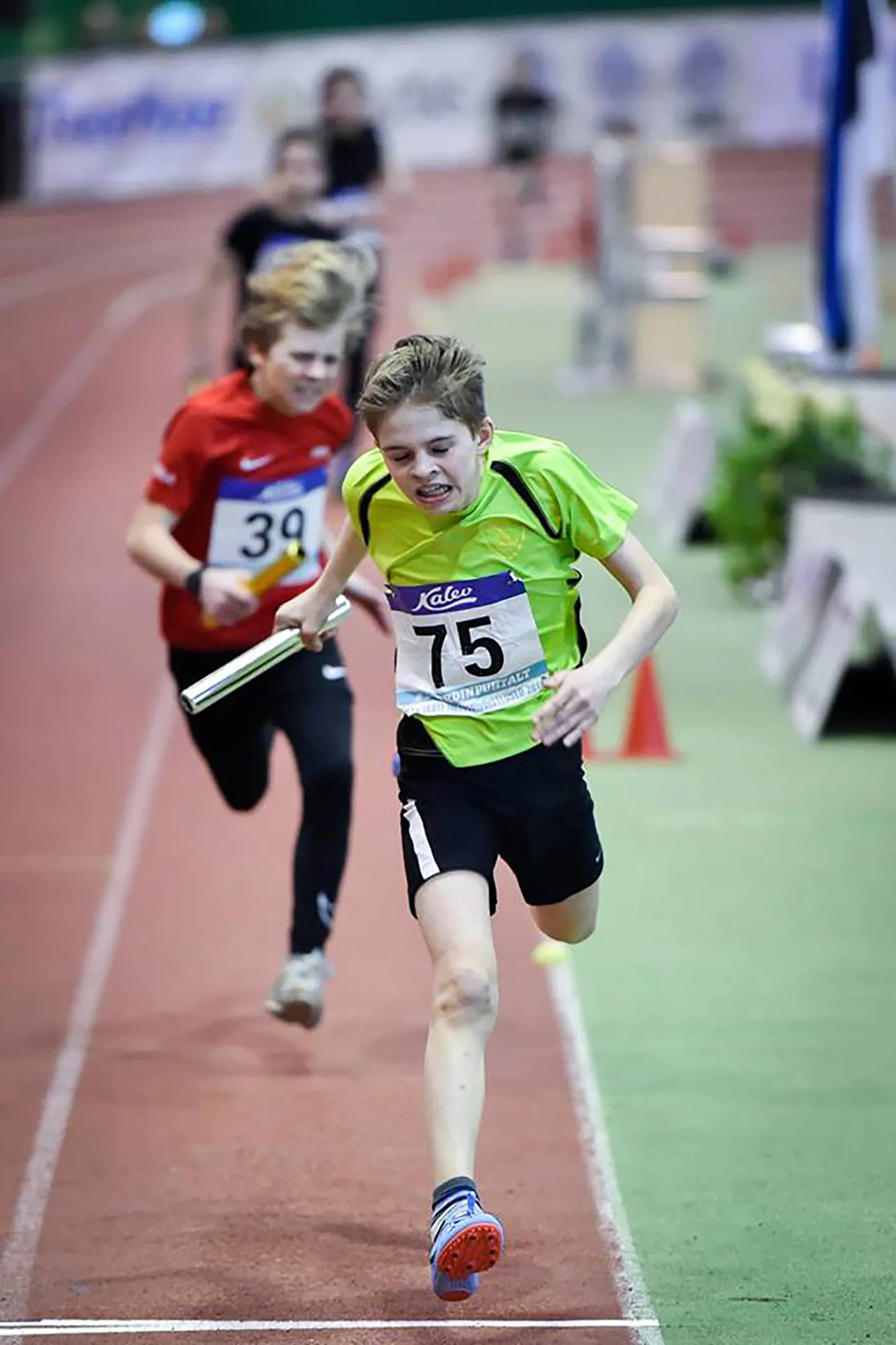 Kergejõustikuklubi Järvala ankrumees Andreas Kase toob 4x200 meetri jooksu teateneliku finaali esimeses jooksus liidrina üle lõpujoone. Paraku oli teine finaaljooks kiirem ja kõik medalid napsati Järvala poiste eest ära.