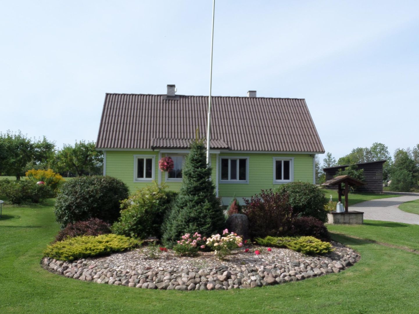 2019. aastal pälvis Põhja-Pärnumaa kauneima maakodu tiitli Taimi Marksoni ja Sergei Kallo kujundatud Annuse talu Pitsalu külas.