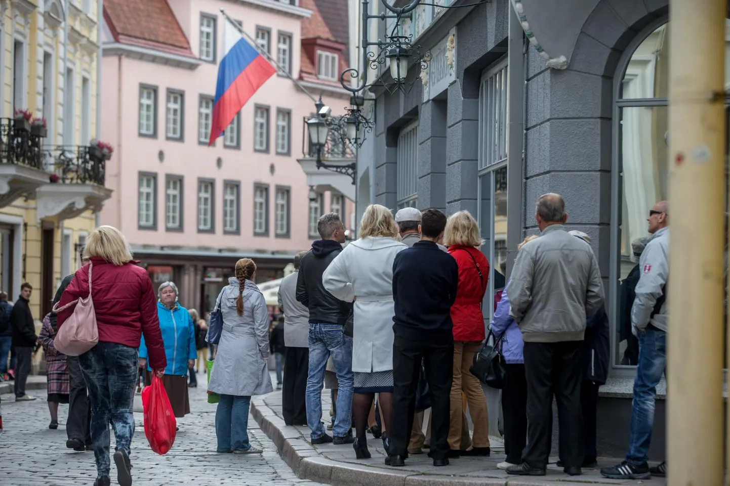Голосование в посольстве России в Таллинне в 2016 году.