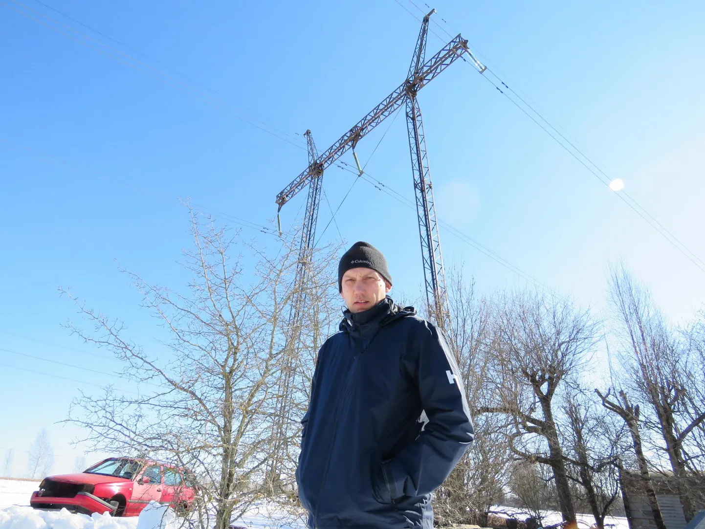 Valgamaal asuva Kure-Ratniku talu omanik Aare Kurg seisab oma koduõuel. Tema selja taga on kõrgepingeliinid, mille kohta ütleb ta, et uued liinid tuleb majast kaugemale viia.
