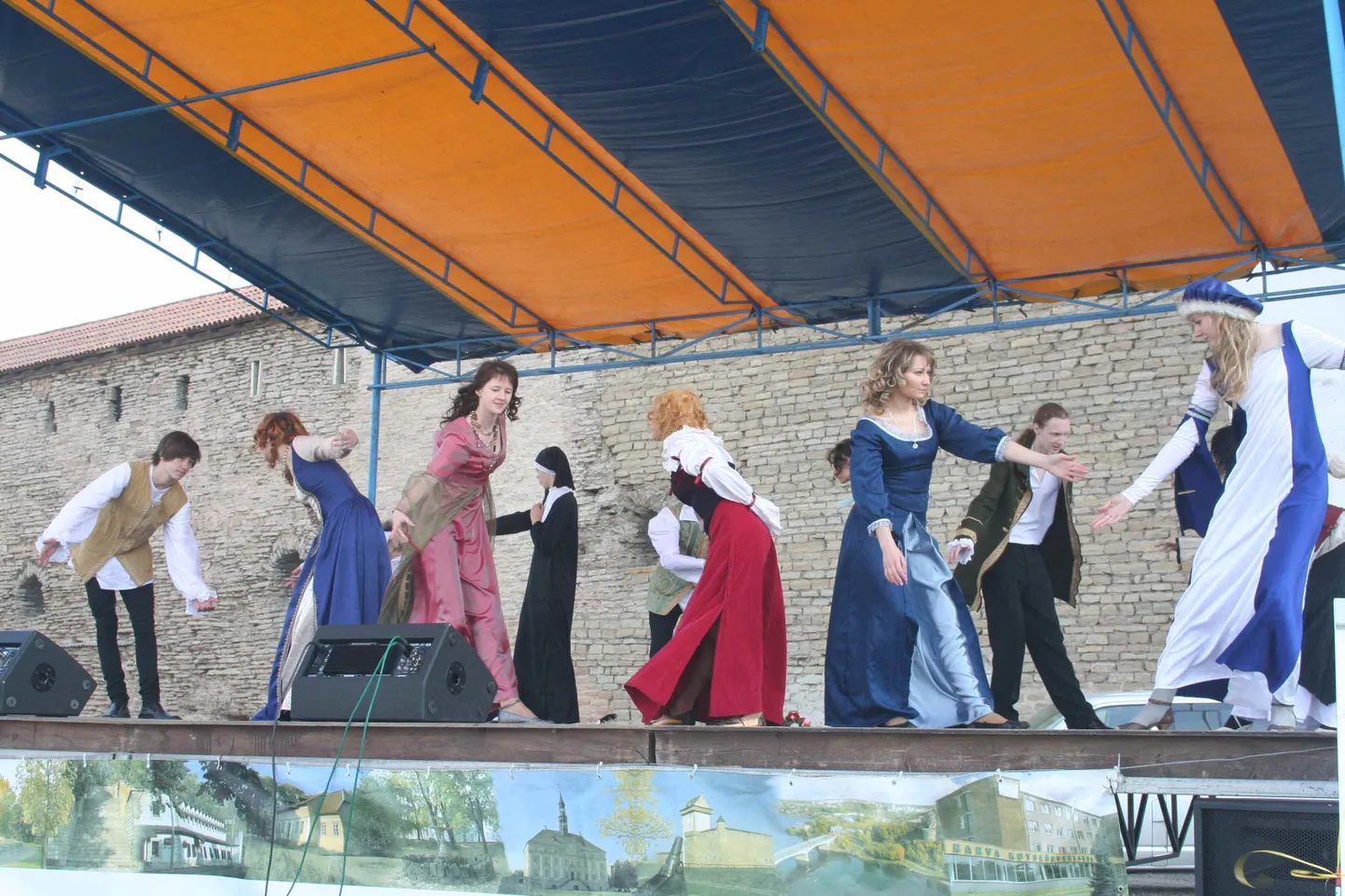 Выступление танцоров на Весенней ярмарке в Нарве (2009).