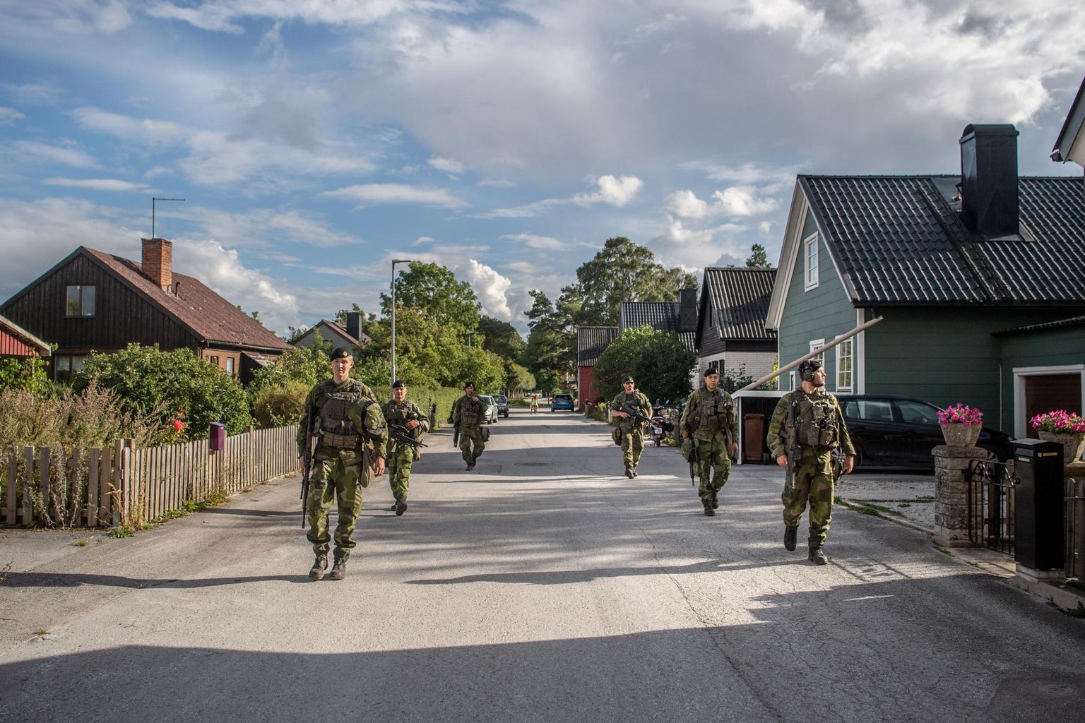 Rootsi relvajõudude liikmed patrullimas Ojamaa saarel. 