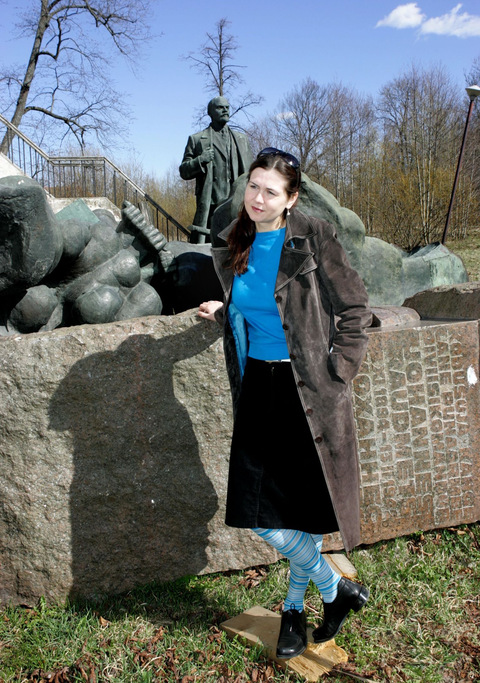 Директор по развитию Исторического музея Марианн Райсма у коллекции советских памятников.
