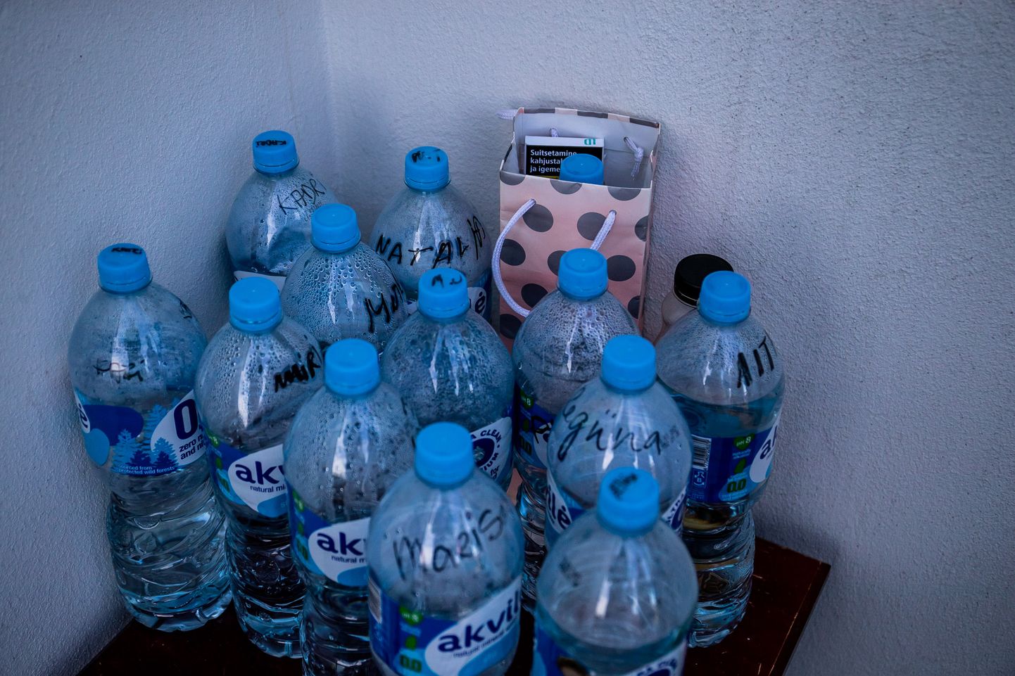 Бутылки с водой в Курессаареской больнице. Фотография была сделана во время кризиса Covid-19.