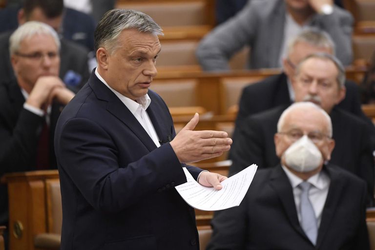 Victor Orbán kõnelemas Ungari parlamendi ees.