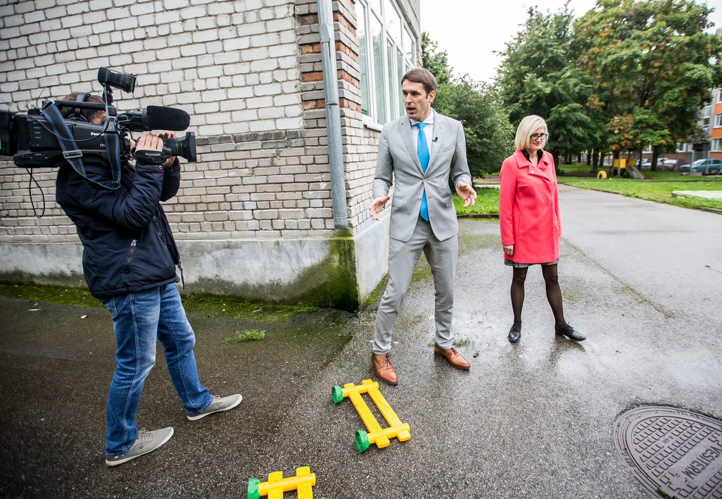 Sotside linnapeakandidaat Rainer Vakra lasteaia hoovis.