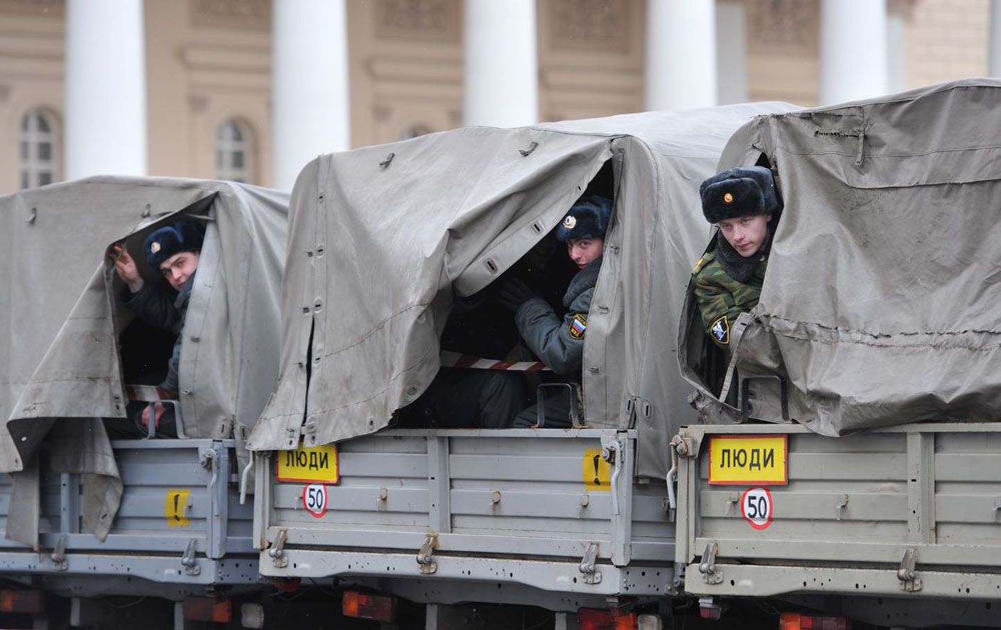 Politseinikud ja sõjaväelased blokeerisid eile Moskva kesklinnas kõik väljakud.
