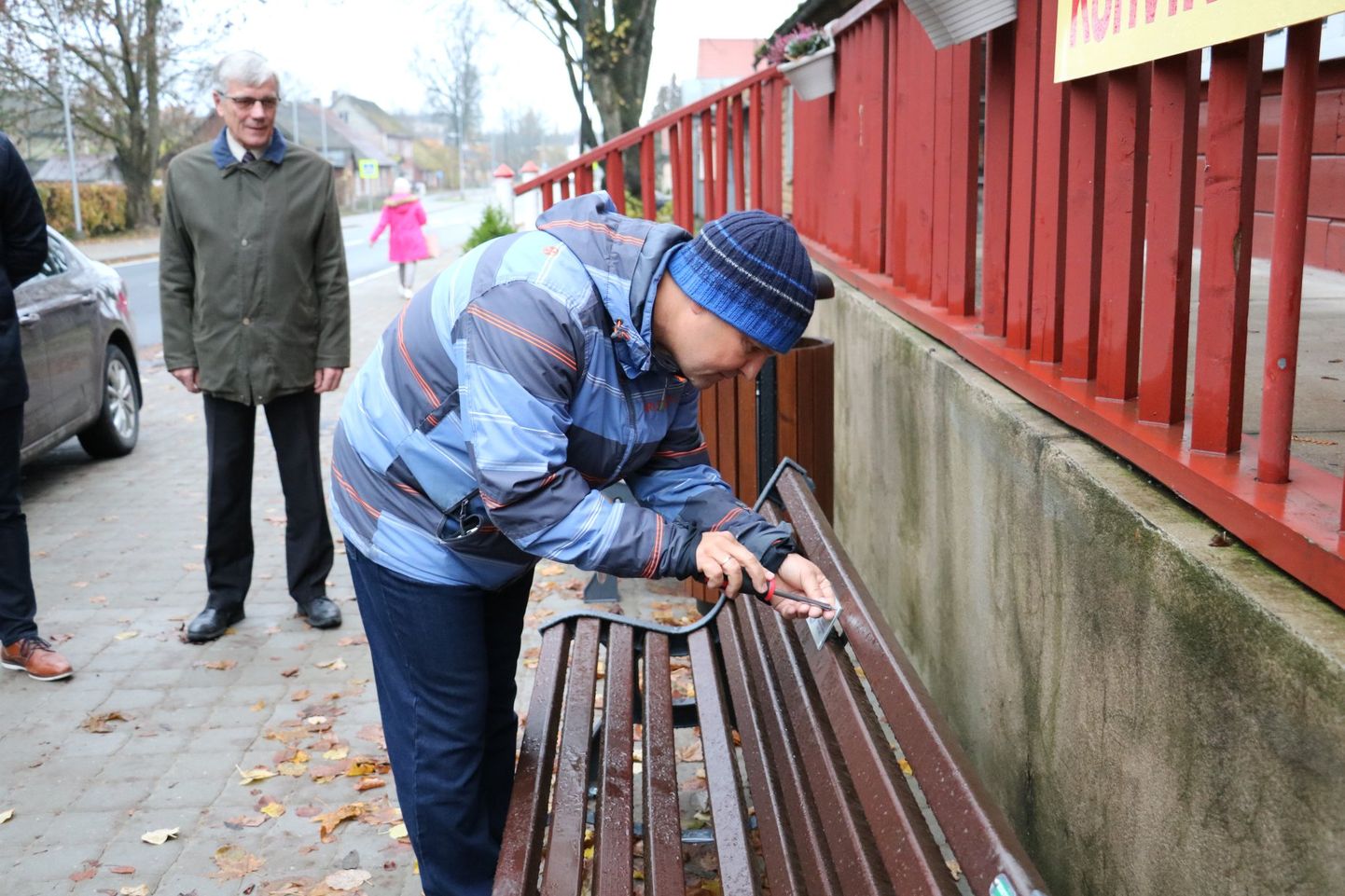 Paide LC Bastioni president Maidu Luts keerab heategevusliku pingi külge sildikese pühendusega.