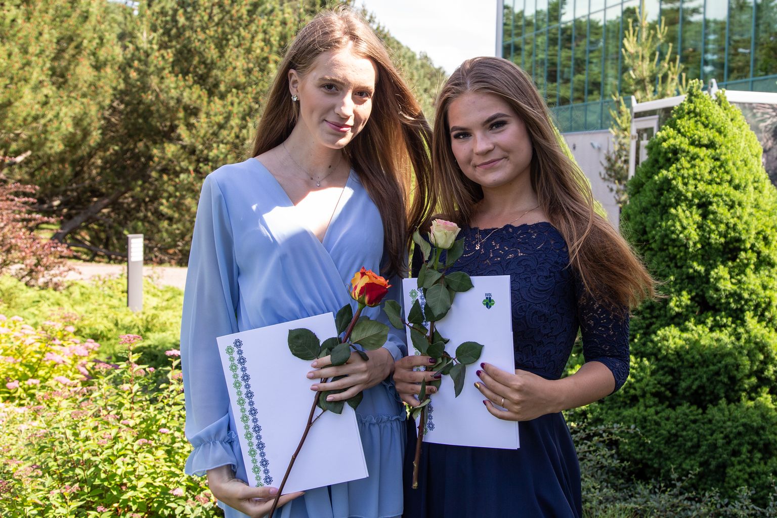 Jõhvi gümnaasiumi 15 kuldmedaliga lõpetaja hulgas särasid Veronika Toomik ja Berit Marie Sügis.