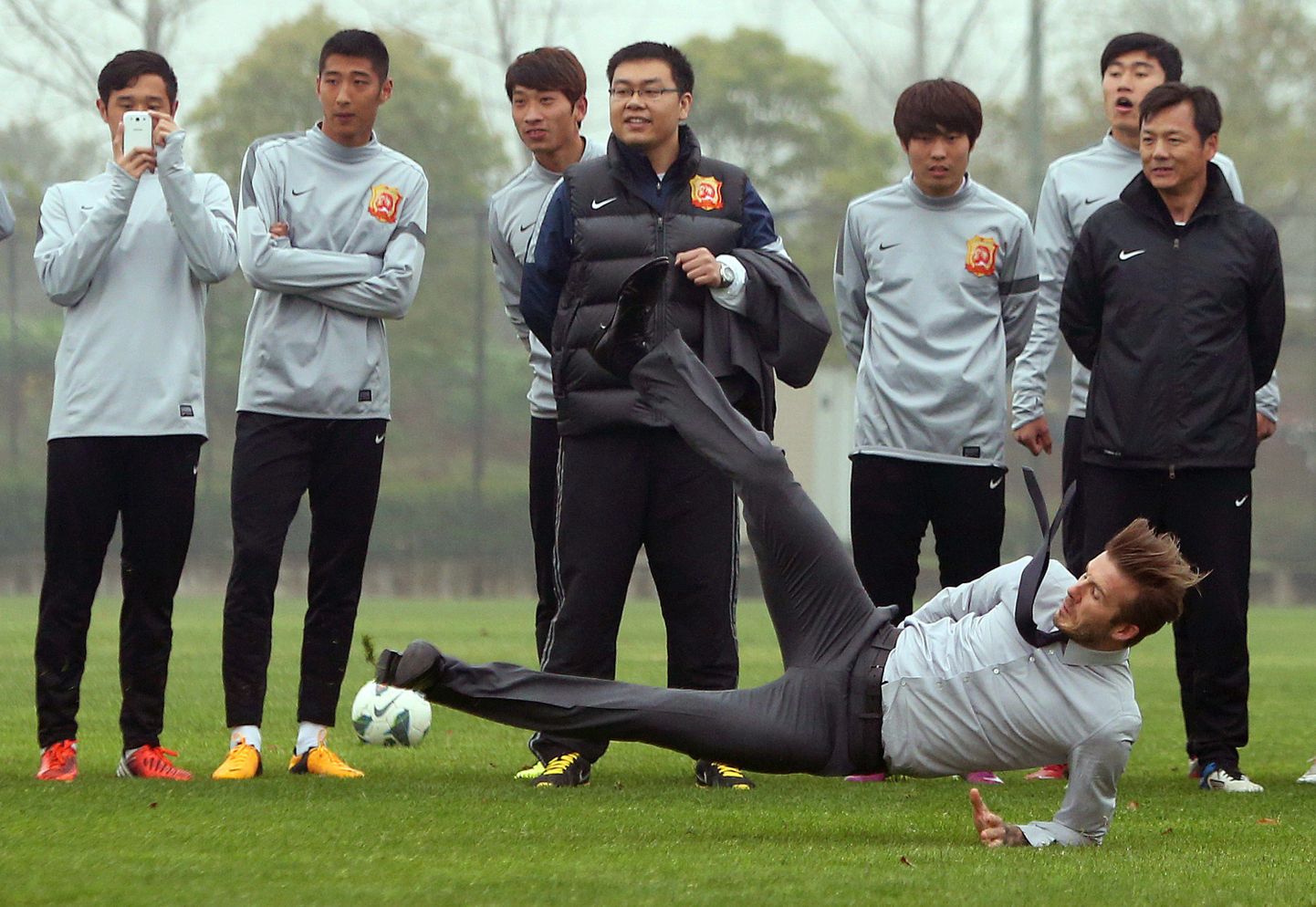 Hiinlastele karistuslöögioskust demonstreerinud David Beckham prantsatas tagumikule.