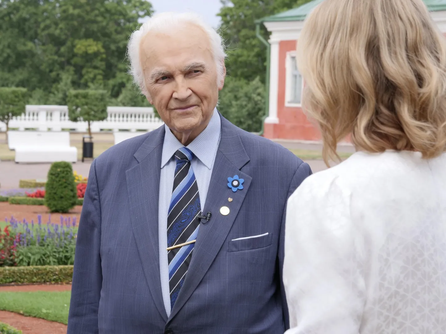 Elo Mõttus-Leppiku autorisaate «Päev, mis tõi vabaduse: 30 aastat augustiputšist» võtted. Pildil Arnold Rüütel Kadriorus. FOTO: Erakogu