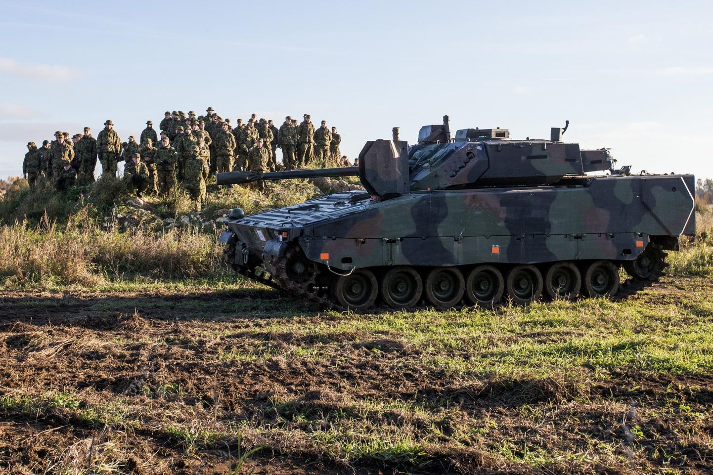Eesti kaitseväele soetatud jalaväe lahingumasinad CV90. Enamik parteisid soovib kaitsekulutusi suurendada. 