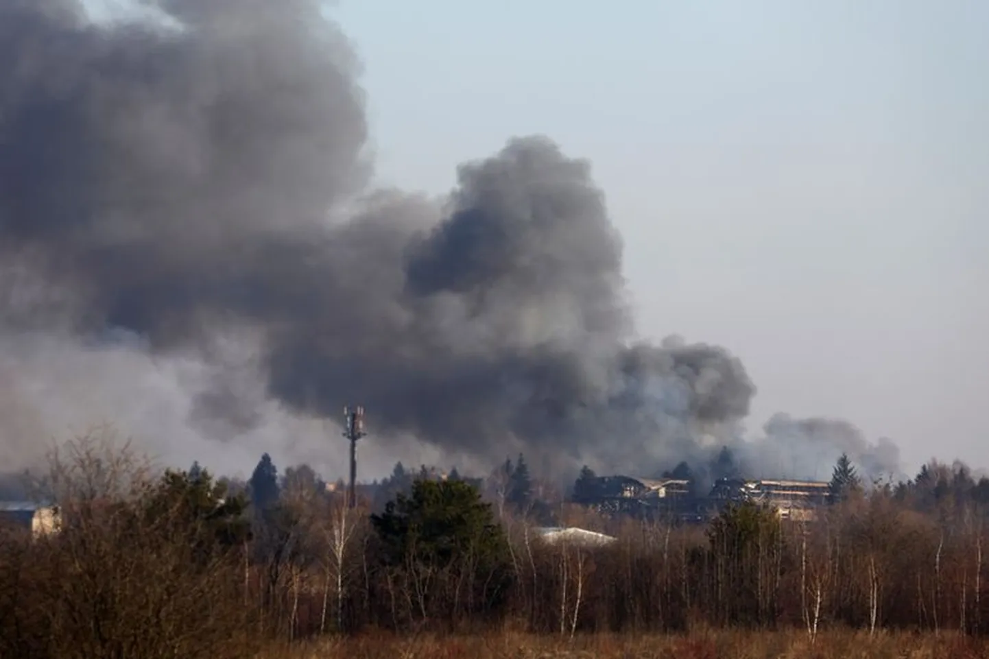 Дым над зданием возле львовского аэропорта