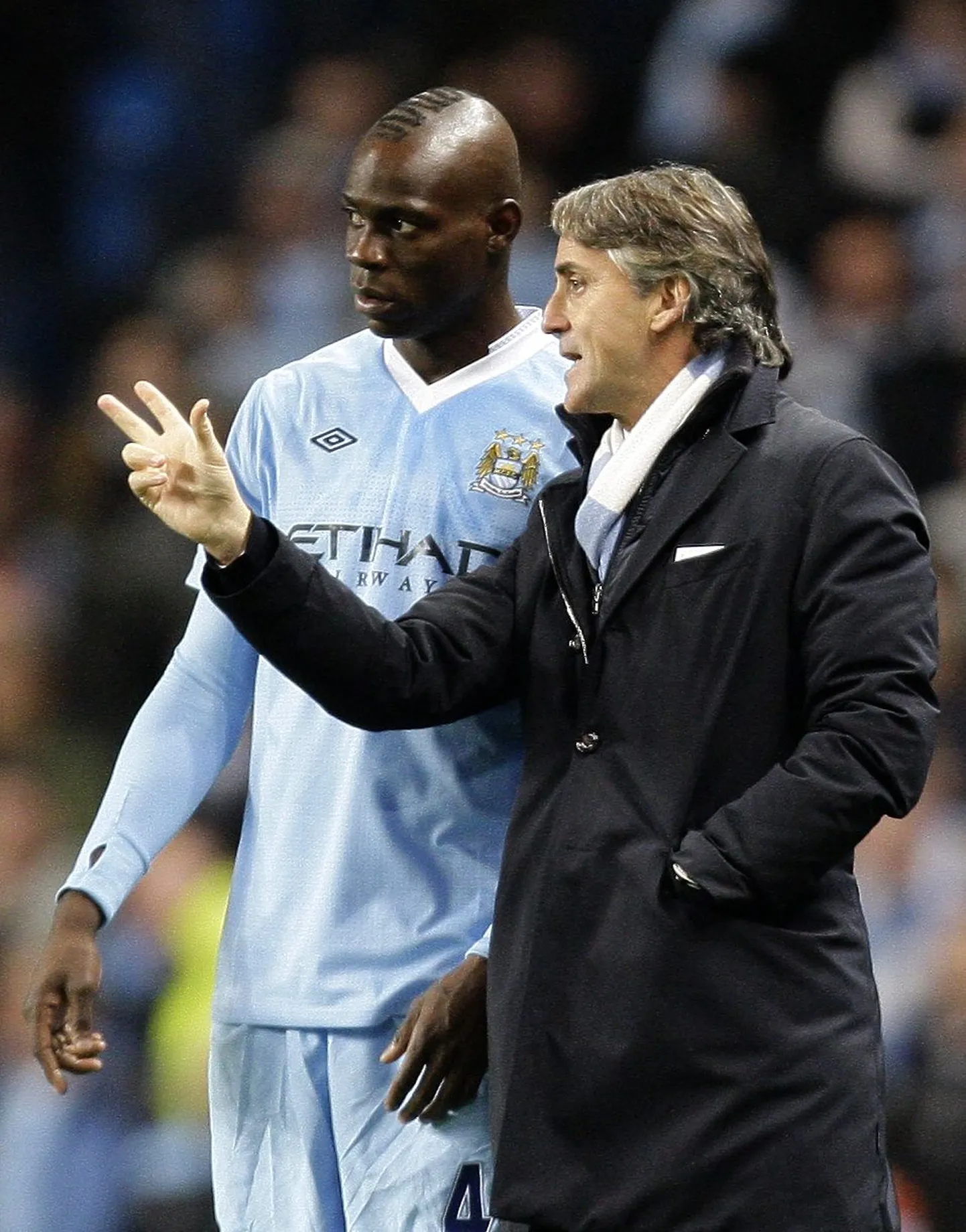 Roberto Mancini (paremal) Mario Balotellile kasulikku nõu andmas.