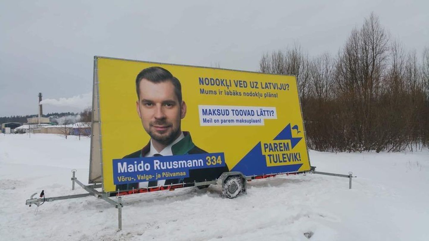 Maido Ruusmanni uus, kakskeelne reklaam Valkas.