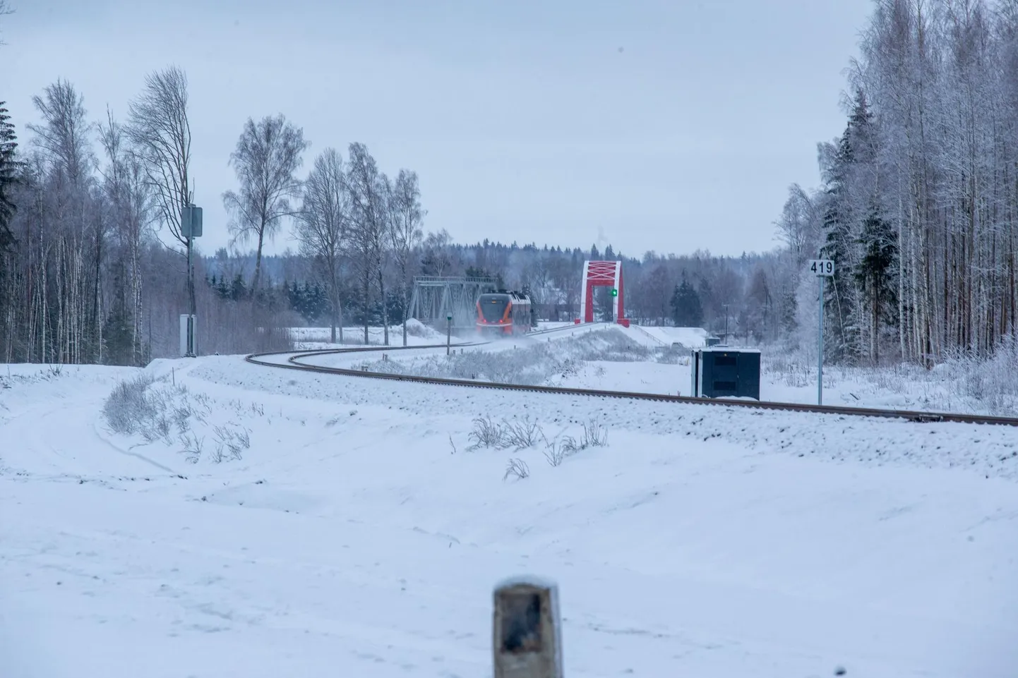 Jänese sillast pisut Kärkna poole peavad rongid lauges kurvis hoo maha võtma. Sõiduaega see märgatavalt ei mõjuta.