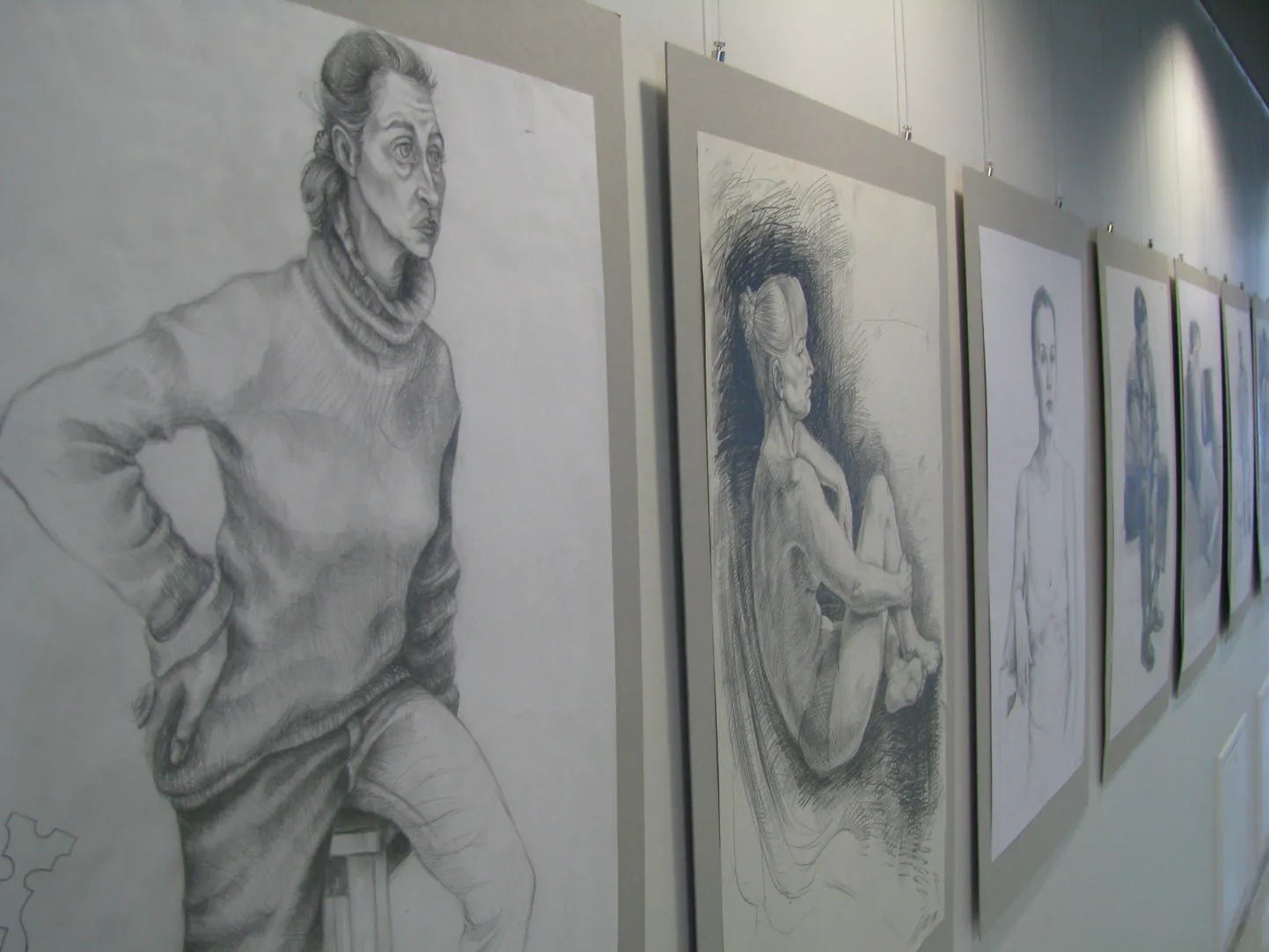 Pärnu keskraamatukogus on väljas Tartu kõrgema kunstikooli tudengite joonistuste näitus “Harilik inimene”.