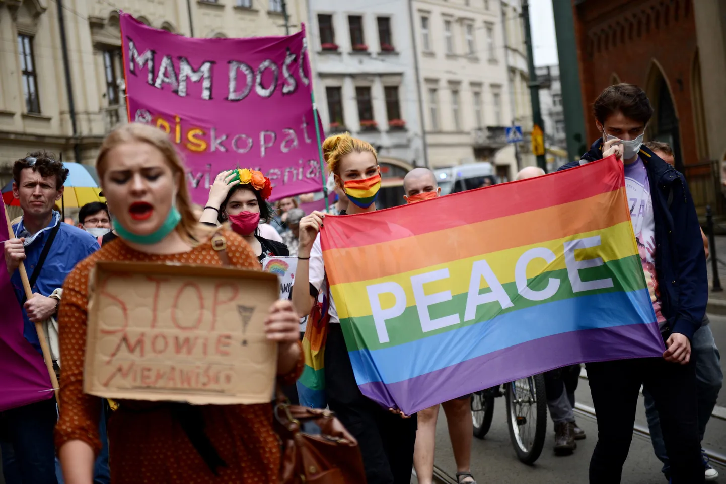 LGBT õiguste toetajate vastumeeleavaldus Krakovis.