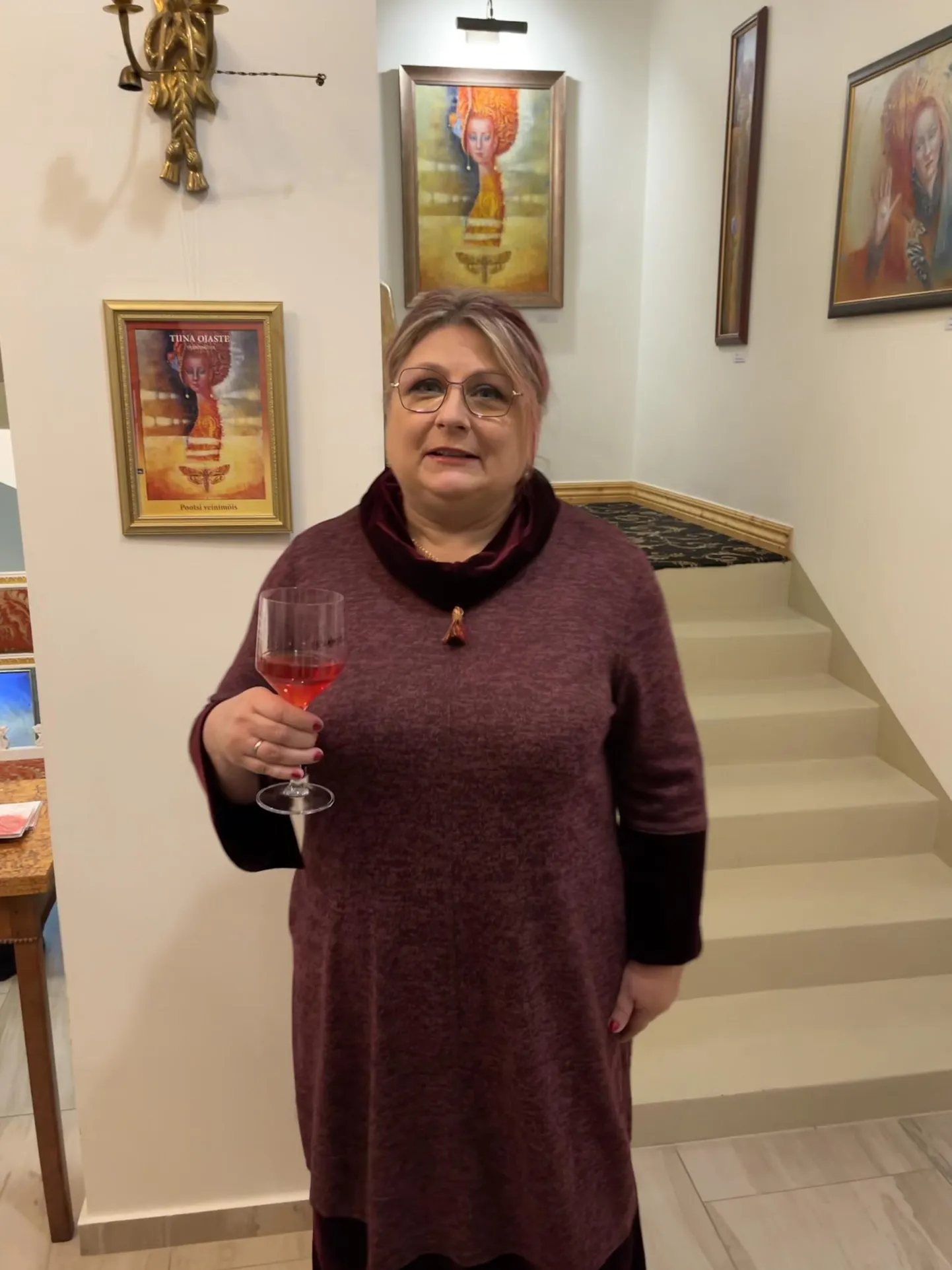 Tiina Ojaste oma maalinäitusel “Rüütlit ­oodates”.