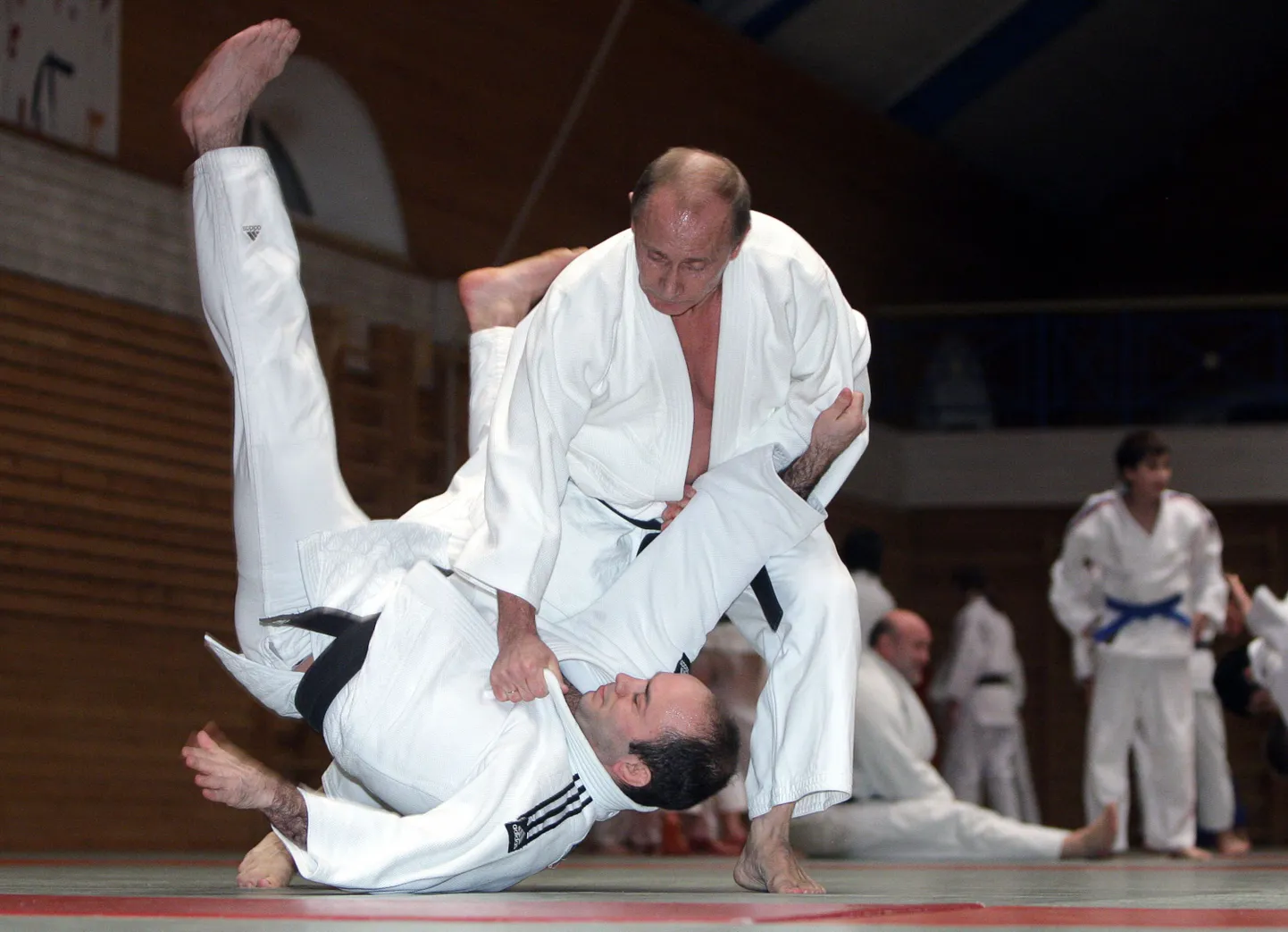 Vladimir Putin (paremal) Peteburi spordikooli judotrennis 2009. aastal.