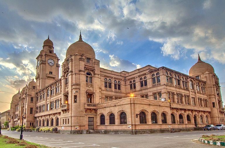 Killuke Karachi koloniaalarhitektuuri ebatavaliselt inimtühjal hetkel: linna elanikkond ulatub eri hinnanguil koos kõigi eeslinnadega 24 miljonini.