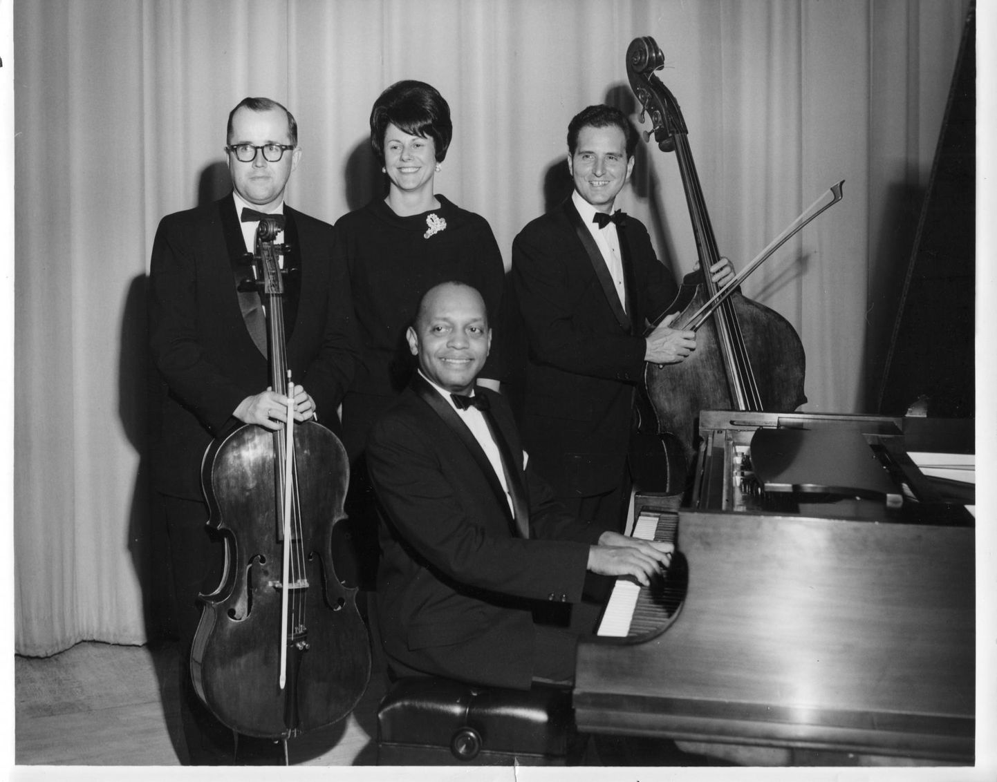 Don Shirley trios mängisid tšellist Jüri Täht (vasakul), kontrabassimängija Ken Fricker ja pianist Don Shirley. Pildil on koos nendega keegi kontserdikorraldajanna. Foto on avaldatud raamatu «Tähelend» leheküljel 302.