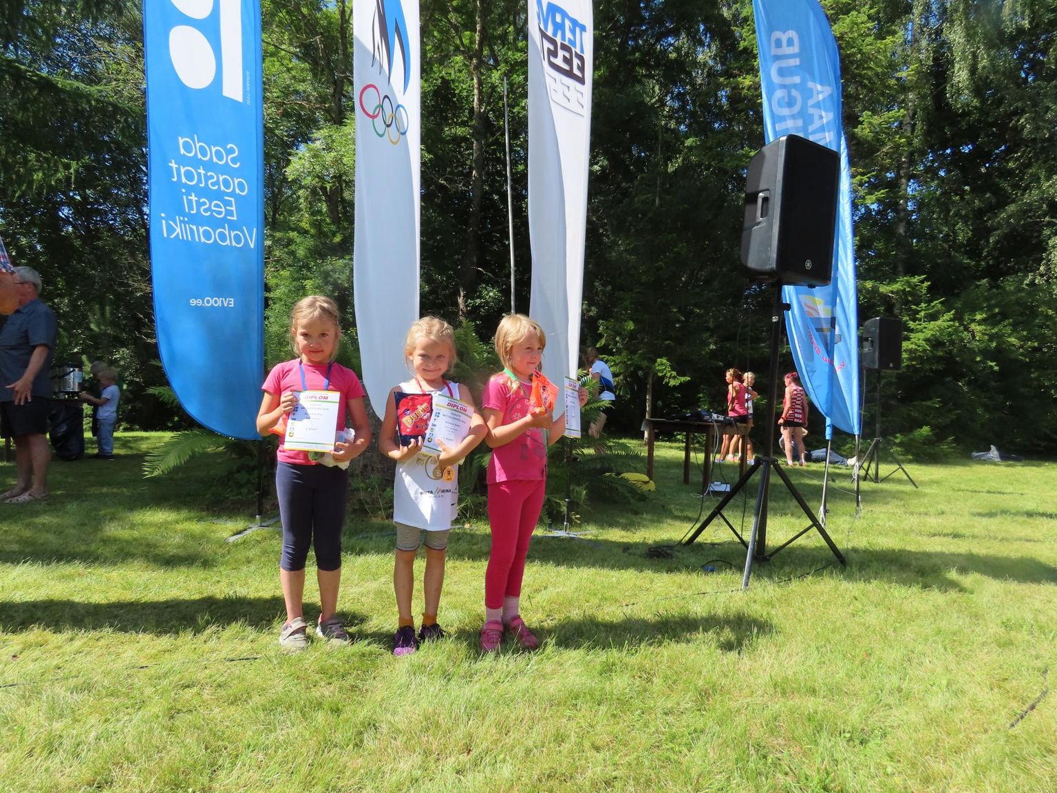 U4 vanuseklassi parimad tüdrukud: Cenna Uibopuu, võitja Marjanne Tammekivi ja Aurelia Vare.